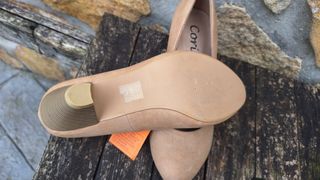 Zapatos de tacón color beige.
