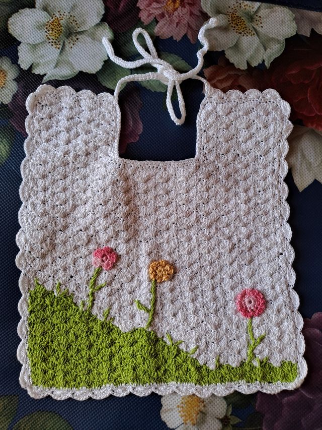 Bavaglino neonata fatto ad uncinetto