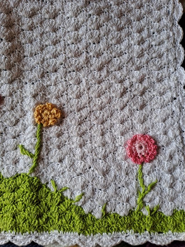 Bavaglino neonata fatto ad uncinetto