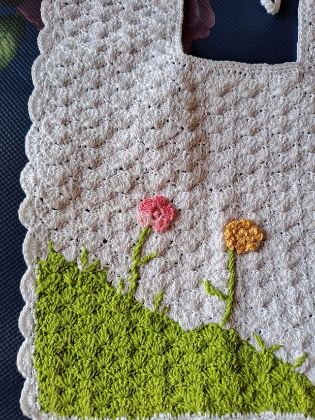 Bavaglino neonata fatto ad uncinetto