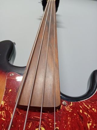 Bajo Precision Standar fretless