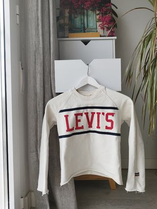 Sudadera crop crema corta Levis