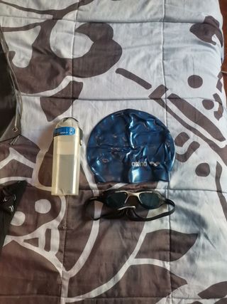 Cuffia e occhialini piscina