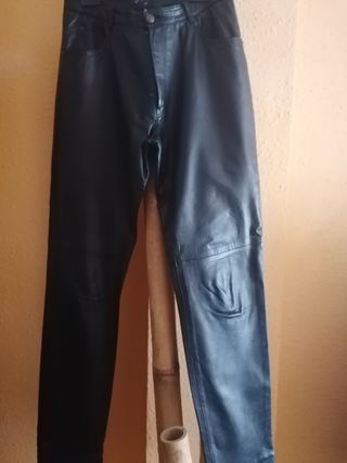 Pantalón negro de cuero