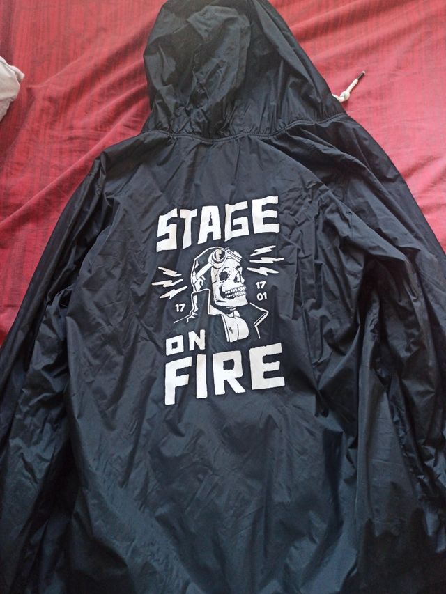 Chubasquero Pull Bear XL de segunda mano por EUR en Murcia en