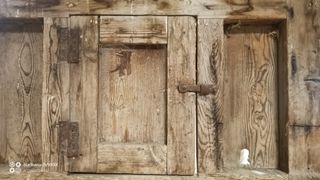 Puerta antigua madera,tallada con ventanillo
