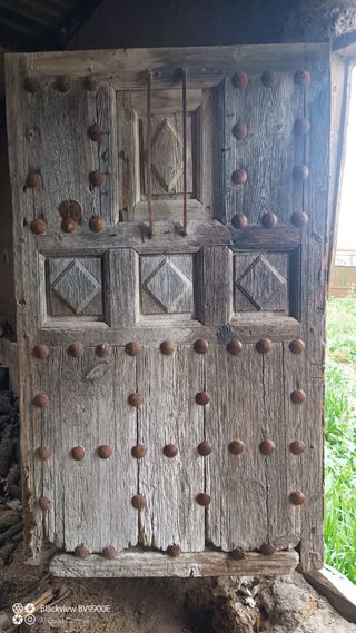 Puerta antigua madera,tallada con ventanillo