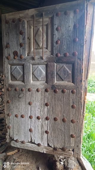 Puerta antigua madera,tallada con ventanillo