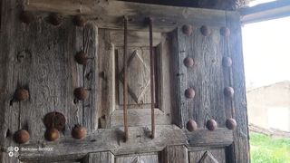 Puerta antigua madera,tallada con ventanillo