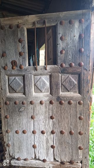 Puerta antigua madera,tallada con ventanillo