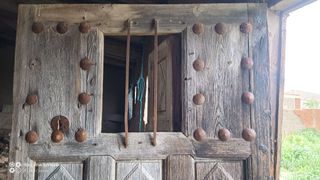Puerta antigua madera,tallada con ventanillo