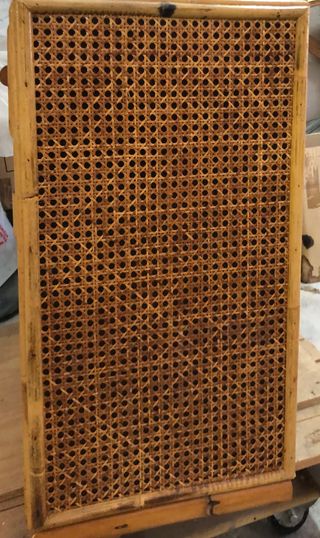 Aparador de madera, forrado de mimbre