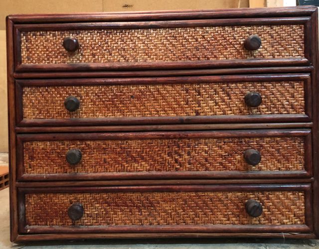 Aparador madera, forrado mimbre