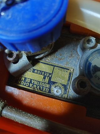 Depósito de GLP vintage con placa de Industria