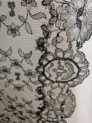 Antigua mantilla chantilly