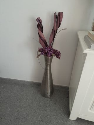 Vaso alto in argento con ornamenti