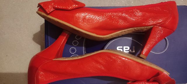 Zapatos charol arrugado rojos de RAS