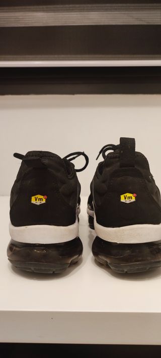NIKE AIR VAPORMAX PLUS BLACK-WHITE