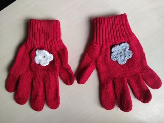 Guantes rojos con flores