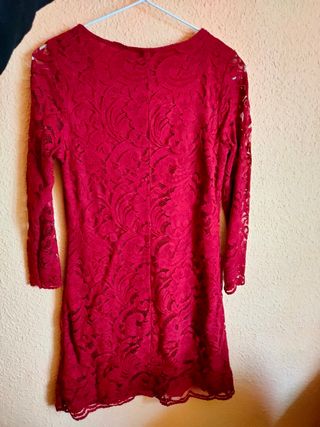 Vestido de encaje rojo. 
