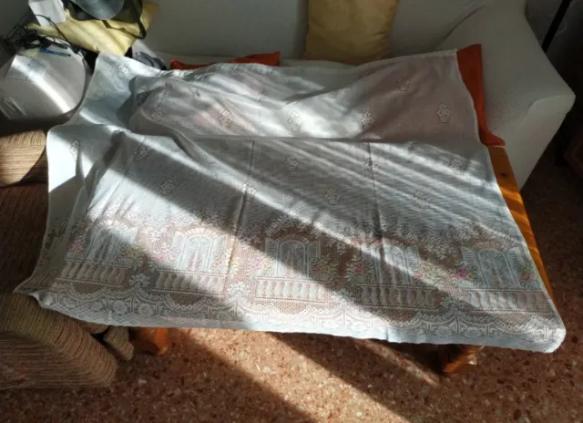 Tapetes y cortina de ganchillo