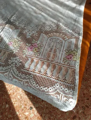 Tapetes y cortina de ganchillo