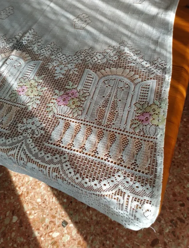 Tapetes y cortina de ganchillo