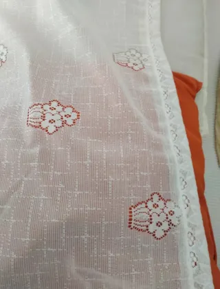 Tapetes y cortina de ganchillo