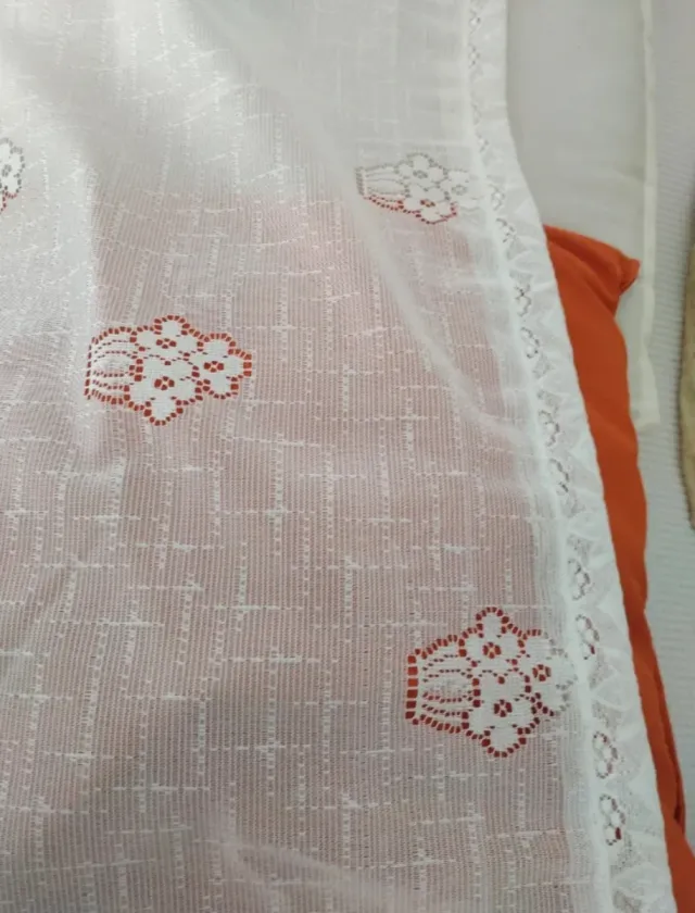 Tapetes y cortina de ganchillo