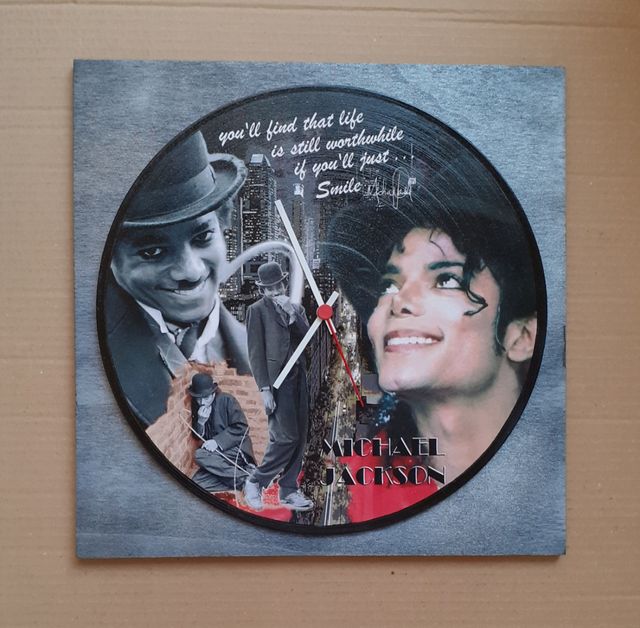 Reloj Michael Jackson de vinilo sobre madera de segunda mano por