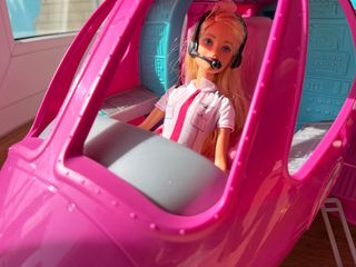Avión Barbie con muñeca piloto