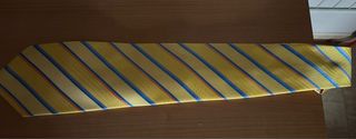 Corbata amarilla con rayas