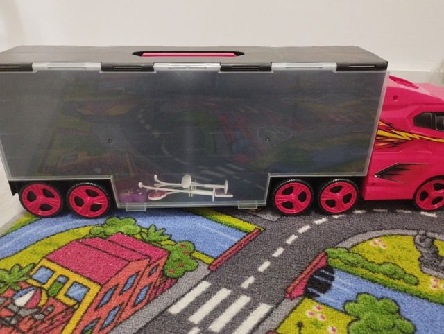 Camión transporta coches