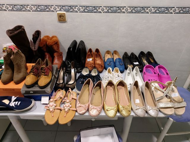 Muchos zapatos de mujer y hombre