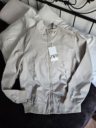 Cazadora impermeable color arena Zara M