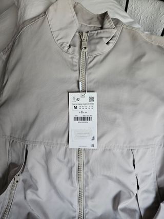 Cazadora impermeable color arena Zara M