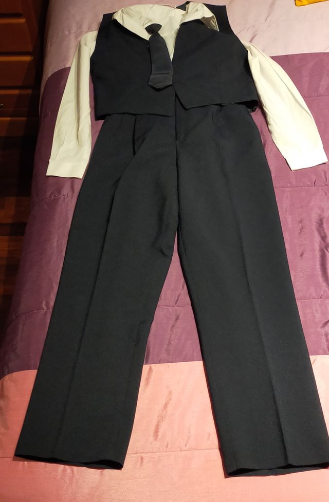 Fato azul escuro de menino