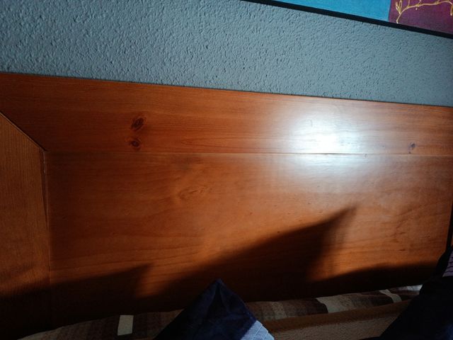 Cabecero de madera envellecida