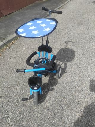 Triciclo BOPPI con sombrilla.