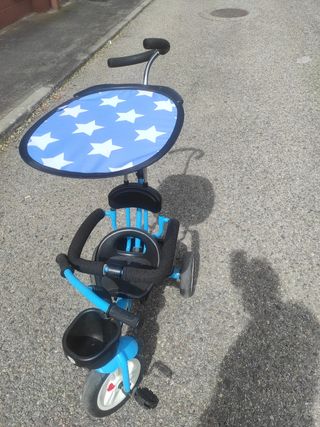 Triciclo BOPPI con sombrilla.