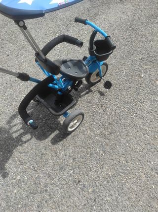 Triciclo BOPPI con sombrilla.