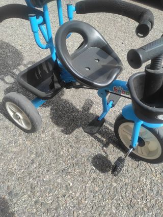 Triciclo BOPPI con sombrilla.