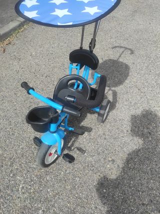 Triciclo BOPPI con sombrilla.