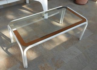 Tavolino con ripiano in vetro