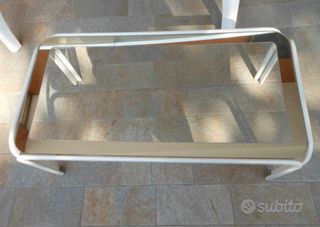 Tavolino con ripiano in vetro