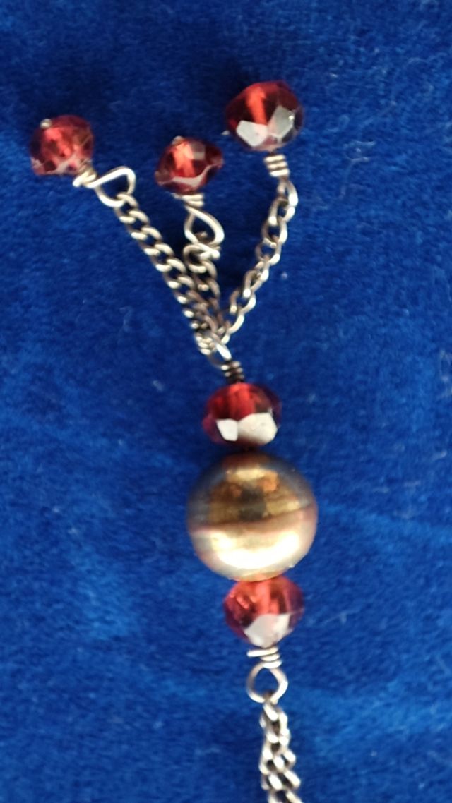 Gargantilla de plata con granates.