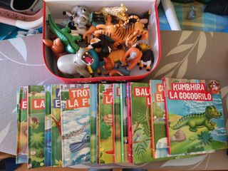 Colección de libros con sus muñecos