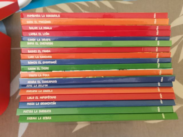 Colección de libros con sus muñecos