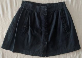 Falda corta azul marino. Pull and Bear.