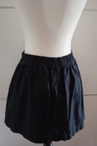 Falda corta azul marino. Pull and Bear.